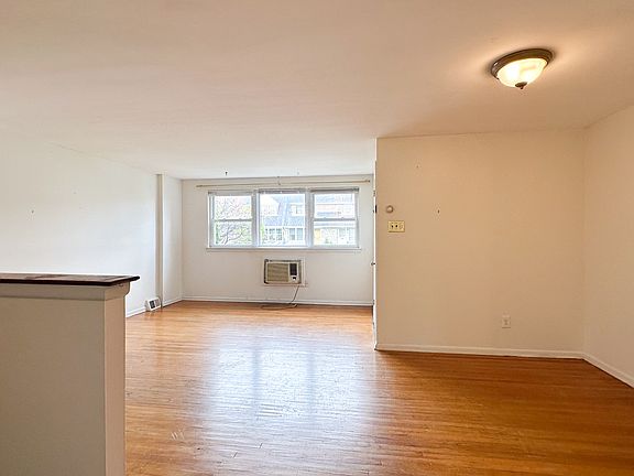 3rd image of 5464 Vicaris St Floor 1