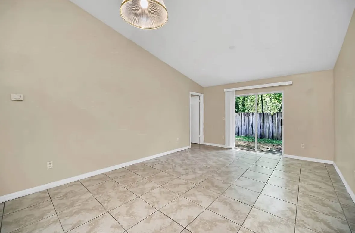 2 bed, 950 sqft, $1,375 — Photo 2