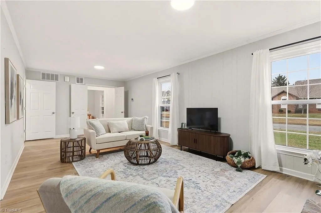 4 bed, 1985 sqft, $2,800 — Photo 2