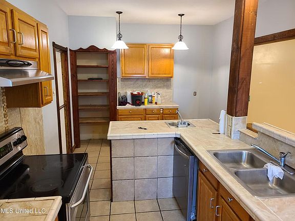 5th image of 32 Briarwood Dr W