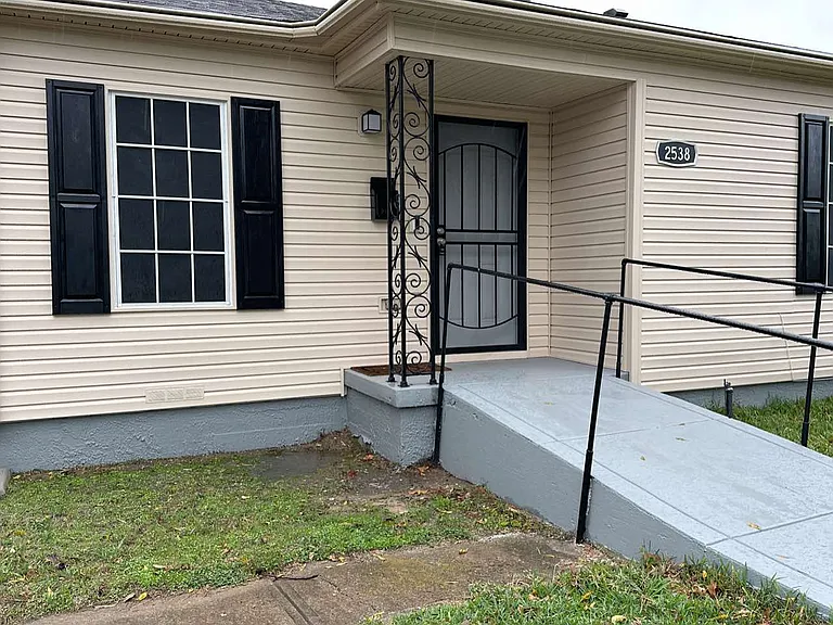 2538 Stovall Dr — Photo 3