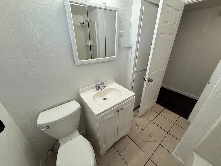 2921 W Moreland St — Photo 11