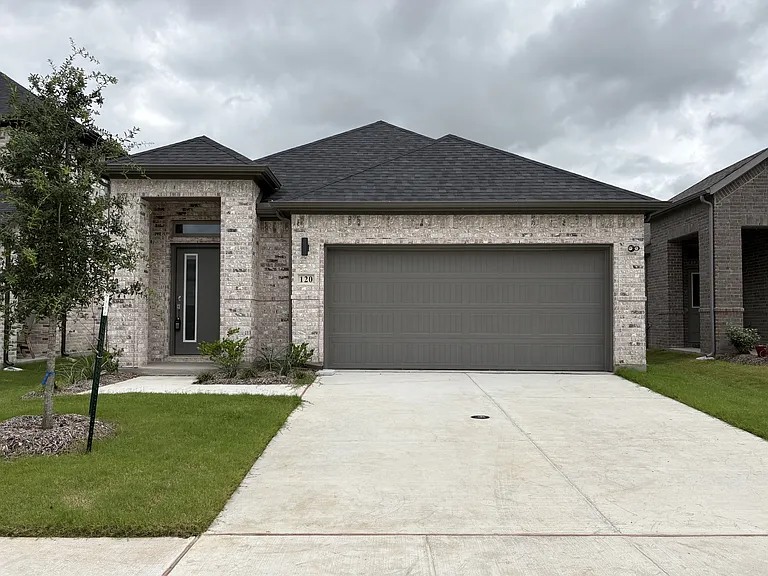 120 Greenbriar Dr — Photo 1