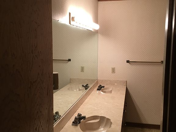 4th image of 8 Smith Dr