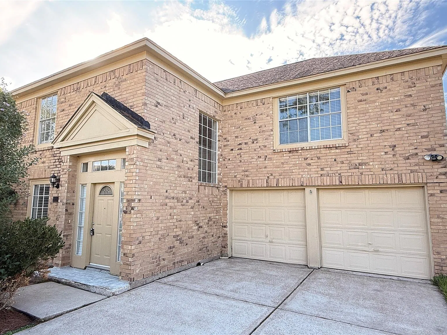 4 bed, 2.5 bath, 2399 sqft, $2,400 — Photo 2