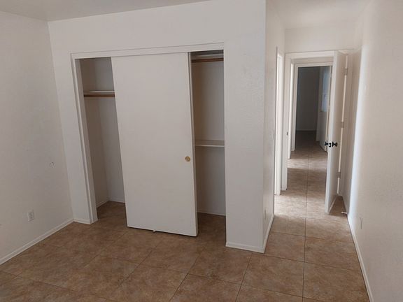 4th image of 1006 E Mariposa St