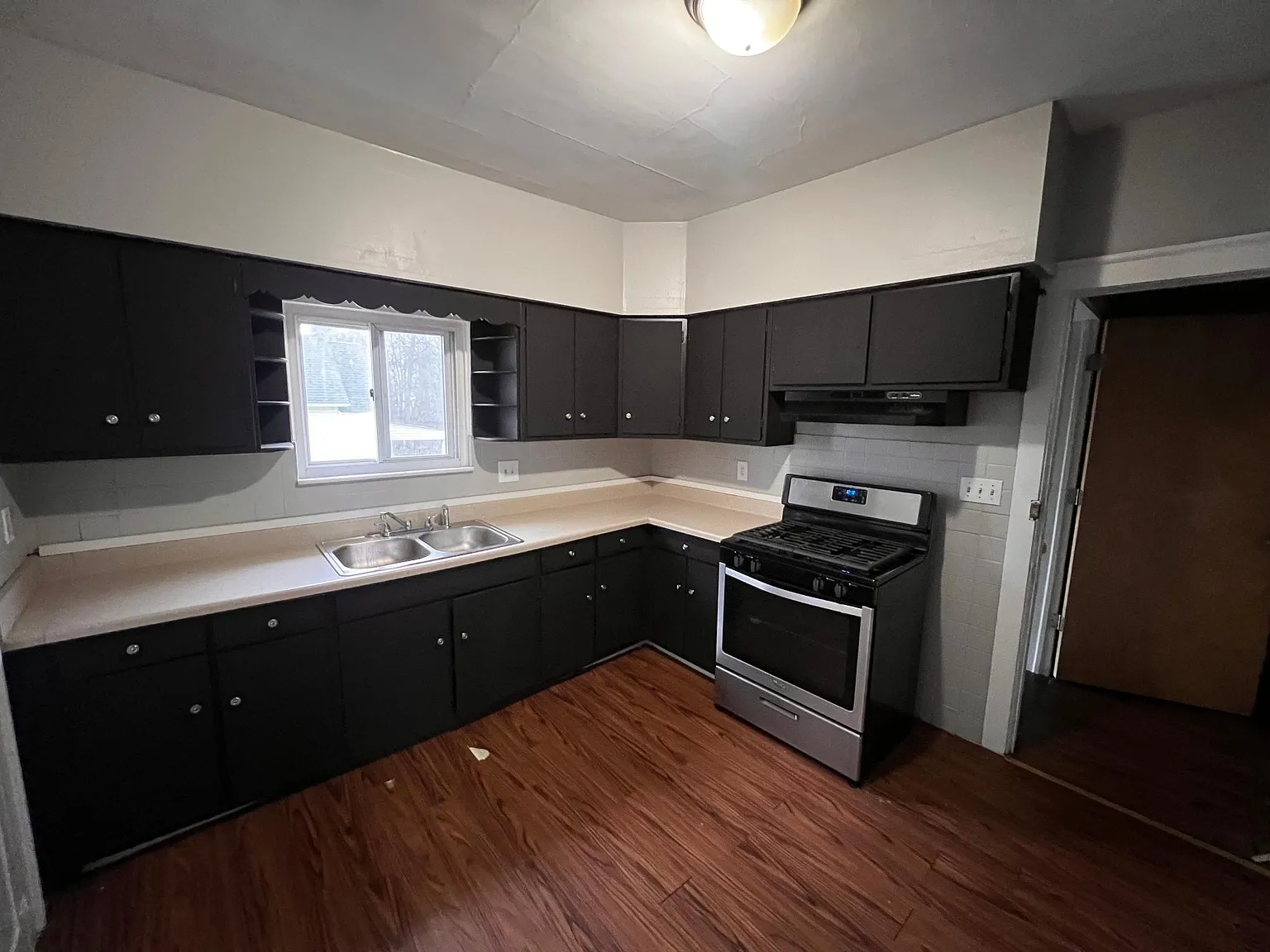 3 bed, 1.5 bath, 1440 sqft, $1,300 — Photo 2