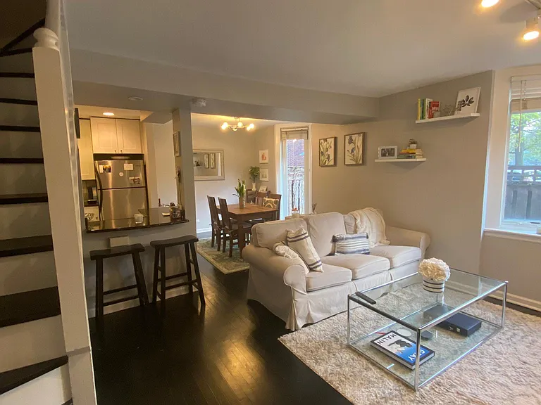 2160 N Lincoln Ave — Photo 2
