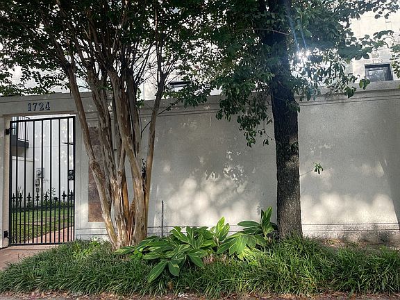3rd image of 1724 Montrose Blvd
