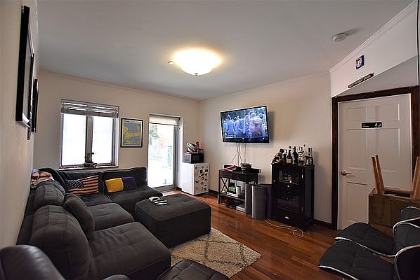 1st image of 209 W 20th St Ph 1