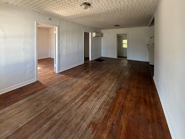 515 N Hough Ave — Photo 2