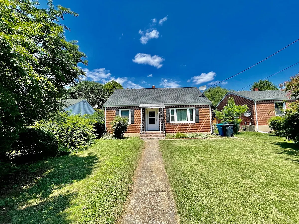 Brick Ranch w/ Large Front and Back Yard. Home is almost 2,000 Square Feet of Interior Space! - 2413 Memorial Ave SW