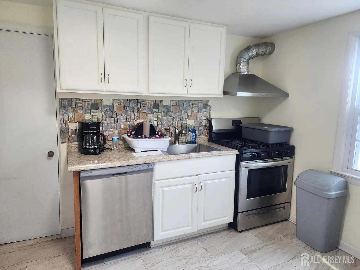 2 bed, 1.0 bath, 1179 sqft, $2,200 — Photo 3