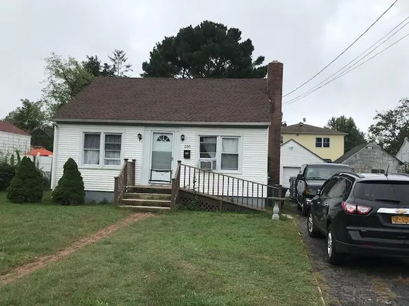 250 Earle St, Central Islip, NY 11722