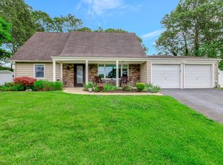 5 Hysler Ct, Coram, NY 11727