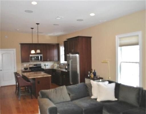 5th image of 832 E 2nd St