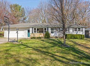 2747 Woodpath Dr NW, Grand Rapids, MI 49504