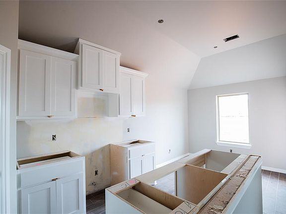 3rd image of 813 Halley Dr
