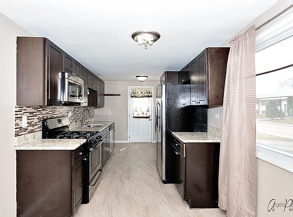3rd image of 141 Pecos Cir