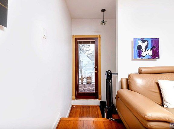 5th image of 544 Broad Ave APT 6