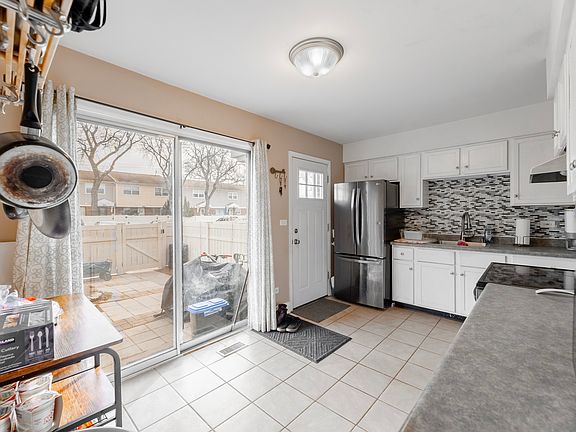 3rd image of 225 Jefferson Ln
