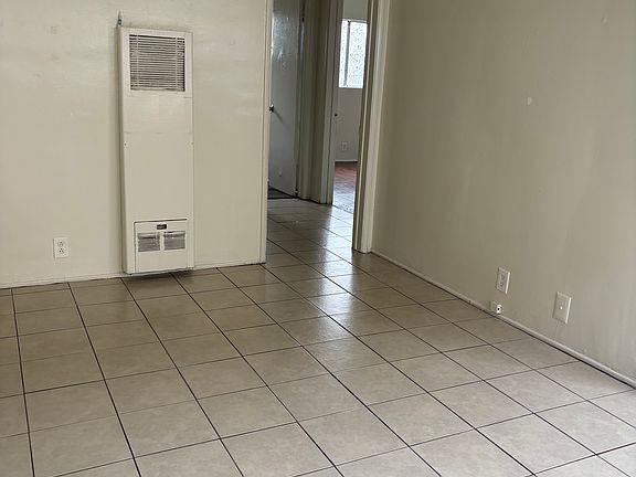 5th image of 10511 S Figueroa St APT 2