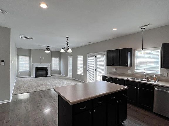 4th image of 135 Rockland Dr