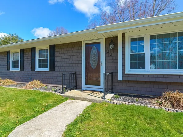 221 Smoke Rise Cir, Swansea, MA 02777