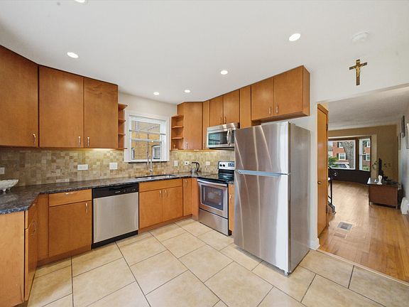 4th image of 2537 Oak St