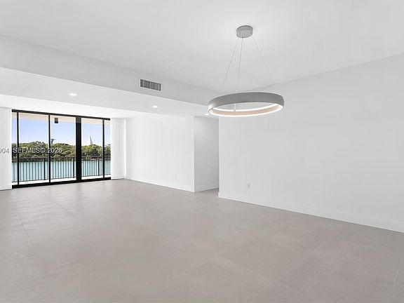 5th image of 1000 Venetian Way APT 303