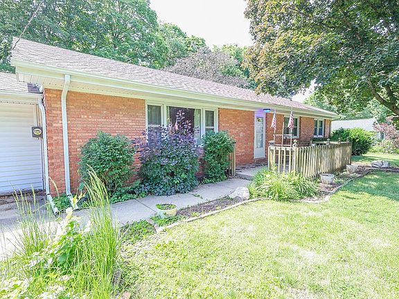 3rd image of 110 Mapleleaf Dr