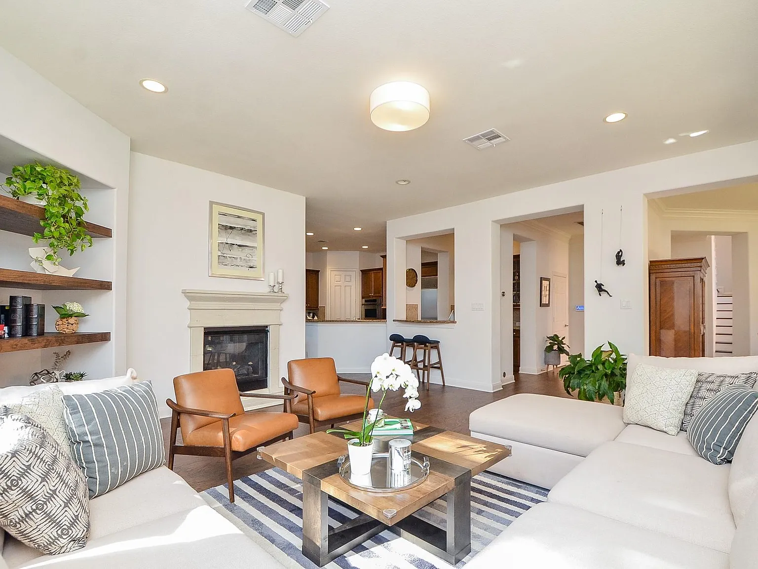 3 bed, 3.5 bath, 3648 sqft, $5,250 — Photo 2