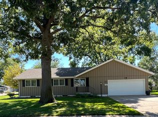 1812 Idlewood Ln, Grand Island, NE 68803