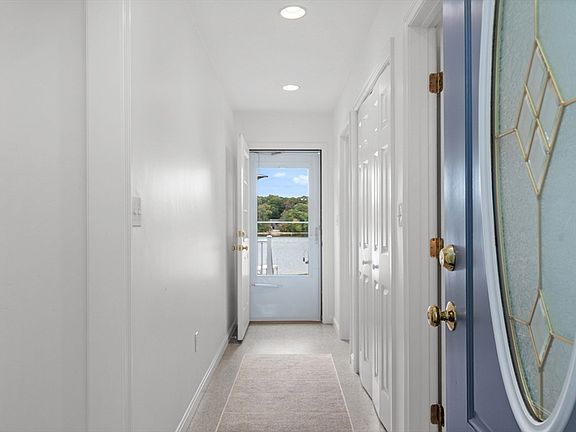 4th image of 32 Lakeview Blvd