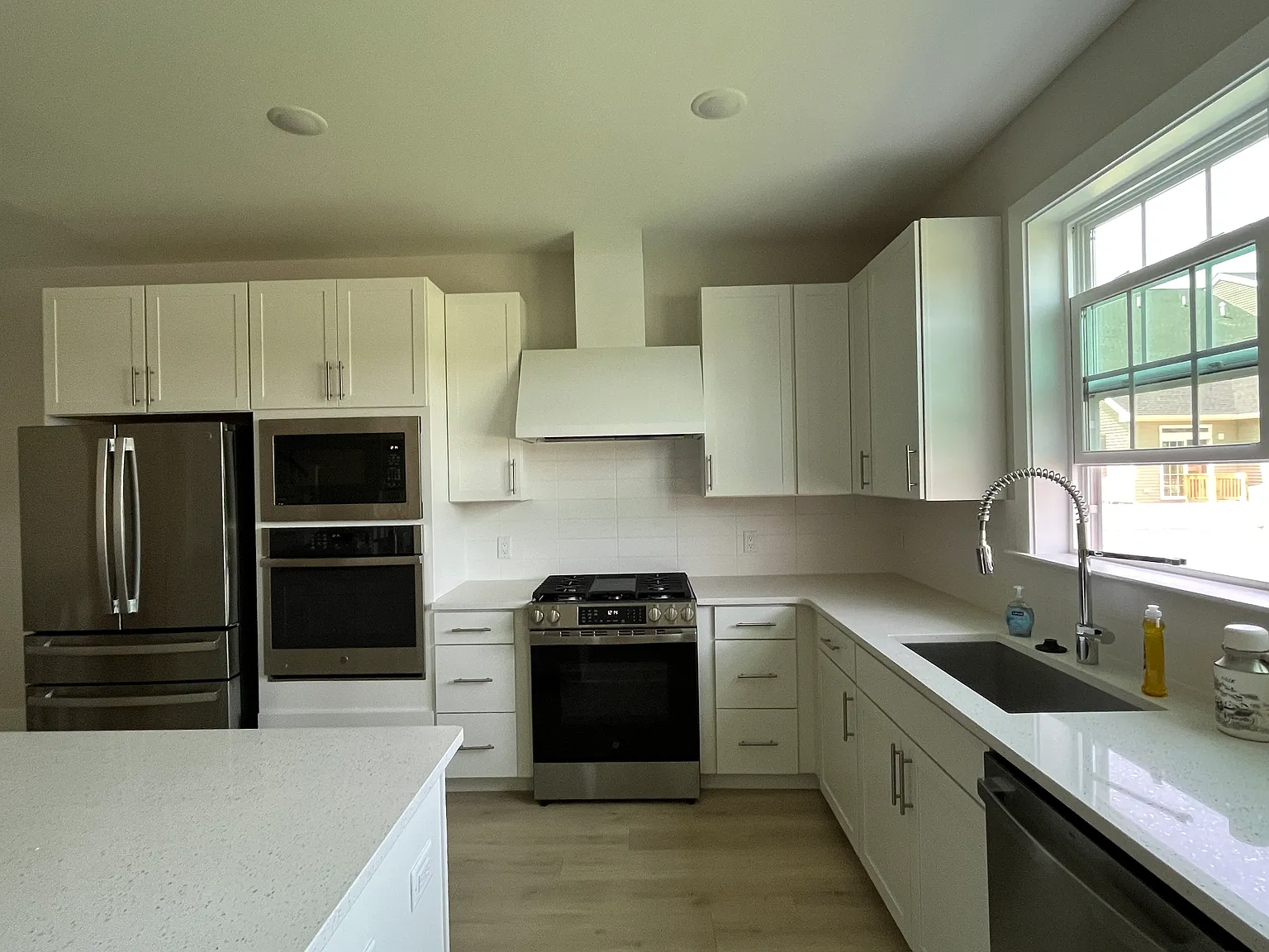1602 Justin Dr — Photo 2