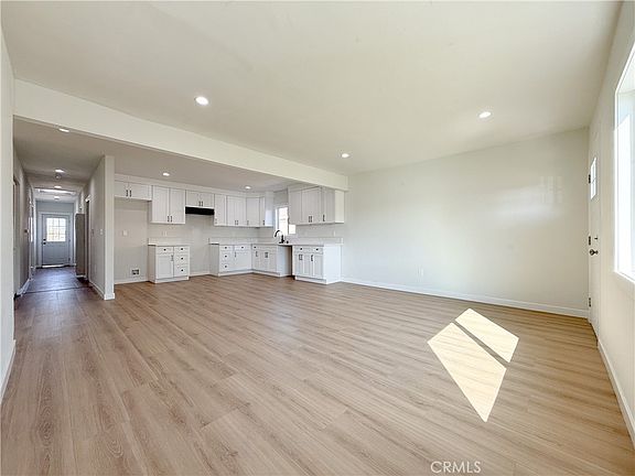 3rd image of 917 W 130th St