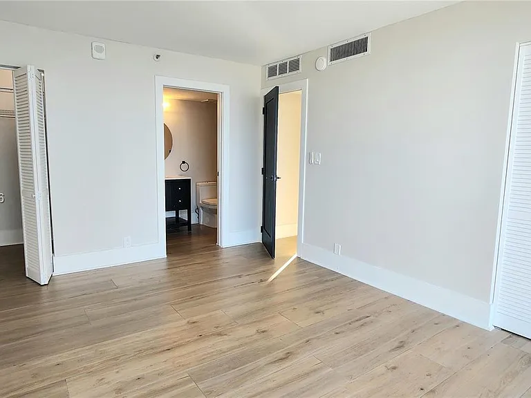 7601 E Treasure Dr #1411 — Photo 9