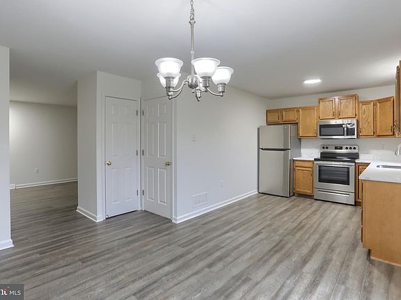 4th image of 2157 Penn St