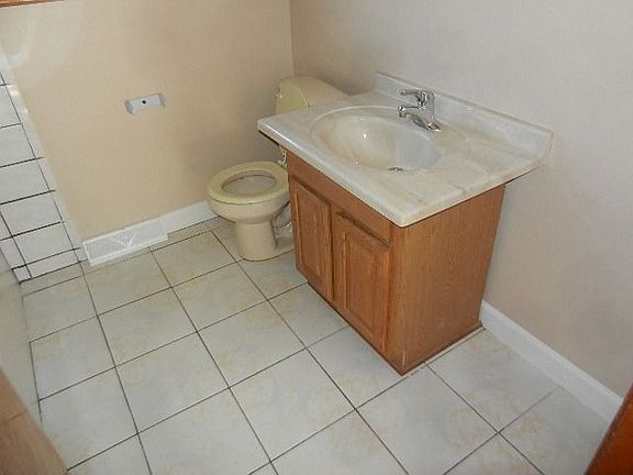 5th image of 222 E Hirsch Ave