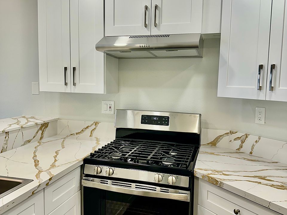 Brand new GE Gas Range & Stainless Steel Vent Hood