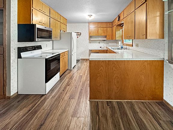 3rd image of 2420 34th St