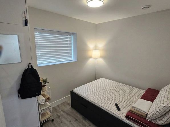 2 bedroom rental in Surrey — photo 5