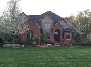 125 Lake Pines Dr, Brighton, MI 48114