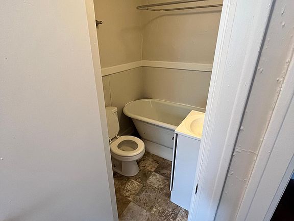 4th image of 109 E 40th St #3B