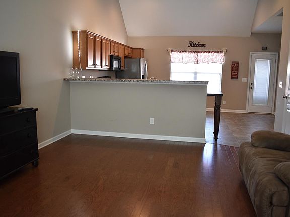 5th image of 708 Silverhill Dr
