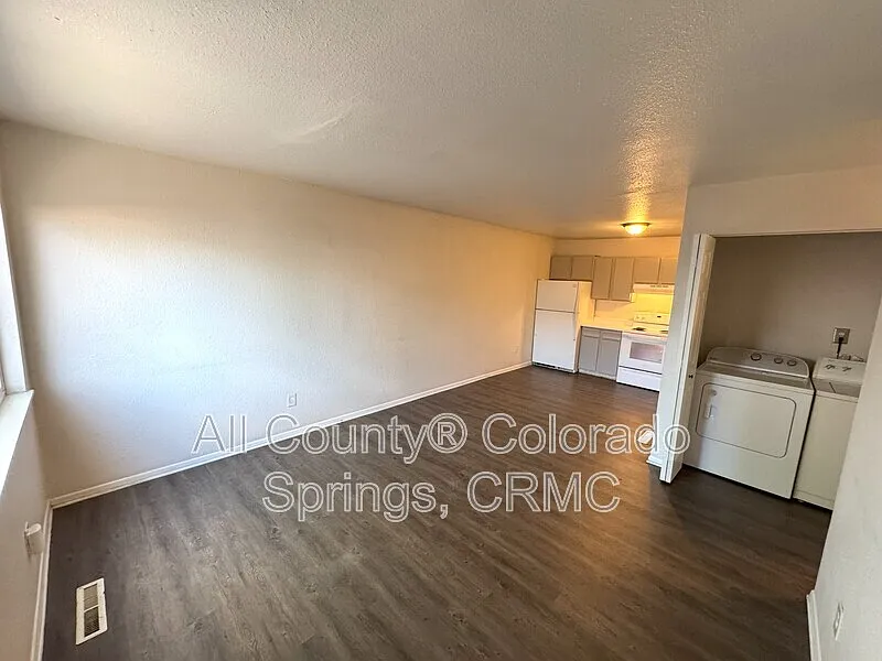 2 bed, 1.0 bath, 738 sqft, $1,150 — Photo 3