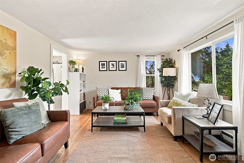 5th image of 512 Bronson Place NE