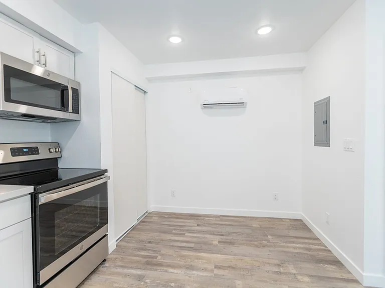 18407 Dearborn Street — Photo 10