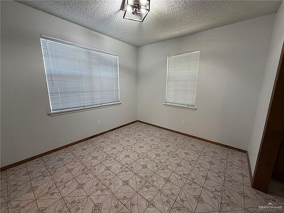5th image of 821 S 15th St