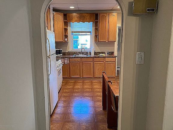 4th image of 503 Wood St
